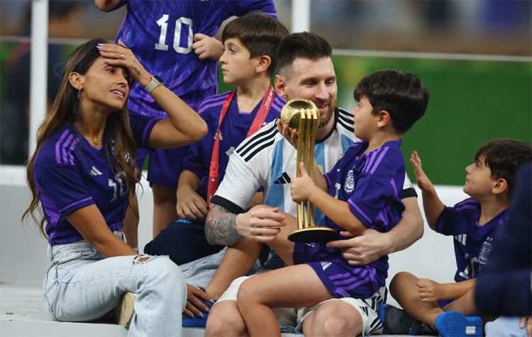 messi cùng con trai nâng cup vô địch world cup 2022